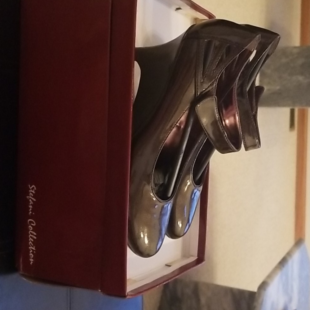 Shoes - Picture 3 of 8